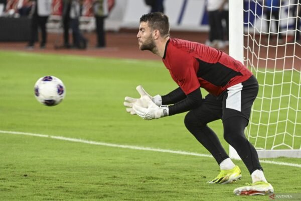 Berikut adalah beberapa alternatif judul untuk "Hati-hati dengan Senjata Bola Mati Timnas Bahrain":

1. "Waspadai Ancaman Set Pieces Timnas Bahrain"
2. "Taktik Bola Mati yang Perlu Diwaspadai dari Bahrain"
3. "Senjata Rahasia Timnas Bahrain: Bola Mati yang Mematikan"
4. "Awas! Kekuatan Bola Mati Timnas Bahrain"
5. "Mengantisipasi Strategi Bola Mati dari Tim Bahrain"
6. "Bola Mati: Kunci Kekuatan Timnas Bahrain yang Harus Diperhatikan"
7. "Hati-hati! Kapabilitas Bola Mati Timnas Bahrain yang Menjengkelkan"
8. "Timnas Bahrain dan Ancaman Set Piece yang Mengintai"

Semoga alternatif judul ini bermanfaat!