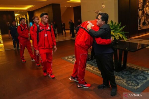 Here are some alternate titles for "Prediksi Susunan Pemain Timnas Indonesia vs Australia":

Perkiraan Formasi Timnas Indonesia vs Australia
Analisis Susunan Pemain: Indonesia Melawan Australia
Prediksi Line-Up Timnas Indonesia Kontra Australia
Formasi yang Ditetapkan: Indonesia vs Australia
Susunan Pemain yang Diperkirakan: Timnas Indonesia vs Australia
Taktik dan Formasi: Indonesia vs Australia
Proyeksi Susunan Pemain: Duel Indonesia dan Australia
Skenario Line-Up: Timnas Indonesia vs Australia
Pemain yang Disiapkan: Indonesia Bertemu Australia
Prediksi Strategi Pemain: Timnas Indonesia vs Australia

Feel free to choose the one that fits your needs!