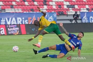 Pertarungan Gengsi antara Arema dan Persebaya Berakhir Imbang 1-1