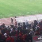 Here are some alternative title suggestions for "Pratama Arhan Pantau Pertandingan Semen Padang Hadapi Persik":

1. "Pratama Arhan Mengamati Pertandingan Semen Padang Melawan Persik"
2. "Pratama Arhan Saksi Langsung Duel Semen Padang vs Persik"
3. "Pratama Arhan Ikuti Aksi Semen Padang Hadapi Persik"
4. "Pratama Arhan Pantau Laga Seru Semen Padang vs Persik"
5. "Pratama Arhan Menyaksikan Pertarungan Semen Padang dan Persik"
6. "Pratama Arhan di Tengah Pertandingan Semen Padang melawan Persik"

Feel free to combine or modify any of these suggestions!
