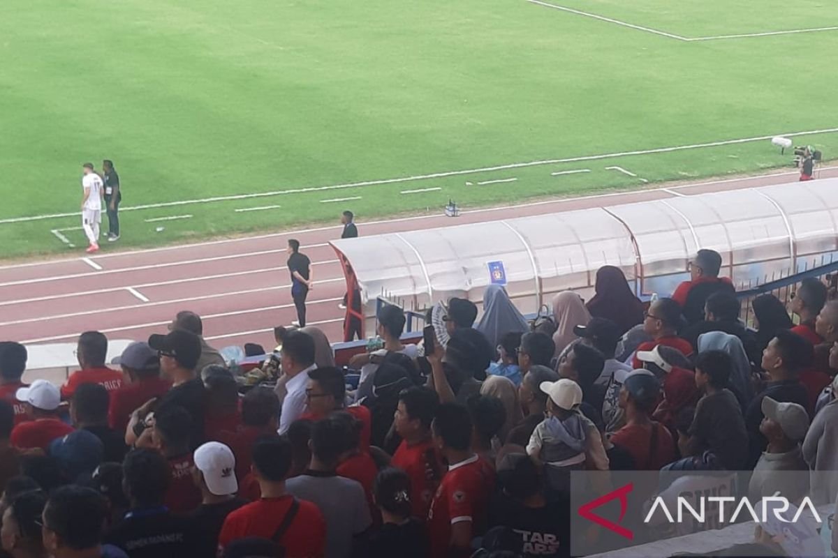 Here are some alternative title suggestions for "Pratama Arhan Pantau Pertandingan Semen Padang Hadapi Persik":

1. "Pratama Arhan Mengamati Pertandingan Semen Padang Melawan Persik"
2. "Pratama Arhan Saksi Langsung Duel Semen Padang vs Persik"
3. "Pratama Arhan Ikuti Aksi Semen Padang Hadapi Persik"
4. "Pratama Arhan Pantau Laga Seru Semen Padang vs Persik"
5. "Pratama Arhan Menyaksikan Pertarungan Semen Padang dan Persik"
6. "Pratama Arhan di Tengah Pertandingan Semen Padang melawan Persik"

Feel free to combine or modify any of these suggestions!
