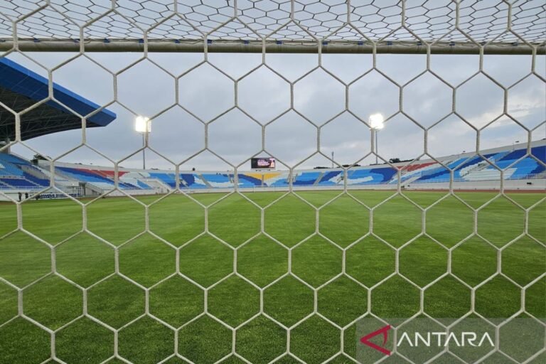 Here are some alternate title suggestions for "Panpel Arema FC legawa terima sanksi imbas pelemparan bus Persik":

1. "Panpel Arema FC Terima Sanksi Pasca Insiden Pelemparan Bus Persik"
2. "Arema FC Siap Hadapi Sanksi Setelah Pelemparan Bus Persik"
3. "Sanksi Menanti Panpel Arema FC Usai Pelemparan Bus Persik"
4. "Insiden Pelemparan Bus Persik: Arema FC Legawa Terima Konsekuensi"
5. "Pelemparan Bus Persik Berujung Sanksi untuk Panpel Arema FC"
6. "Arema FC dan Tanggung Jawab atas Pelemparan Bus Persik"
7. "Panpel Arema FC Mengakui Sanksi Usai Pelemparan Bus Persik"
8. "Kejadian Bus Persik: Arema FC Terima Sanksi Tanpa Perlawanan"

Feel free to mix and match or modify these titles as needed!