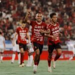 Berikut beberapa alternatif judul untuk berita mengenai perpanjangan kontrak Rahmat dan Fitrul di Bali United:

1. "Bali United Perpanjang Kontrak Rahmat dan Fitrul untuk Musim Depan"
2. "Kontrak Rahmat dan Fitrul Diperpanjang, Bali United Pertahankan Punggawa Kunci"
3. "Bali United Extends Contracts of Rahmat and Fitrul, Secure Key Players"
4. "Stabilitas Tim: Bali United Perpanjang Kontrak Rahmat dan Fitrul"
5. "Bali United Fokus pada Masa Depan dengan Perpanjangan Kontrak Rahmat dan Fitrul"

Semoga judul-judul ini bermanfaat!