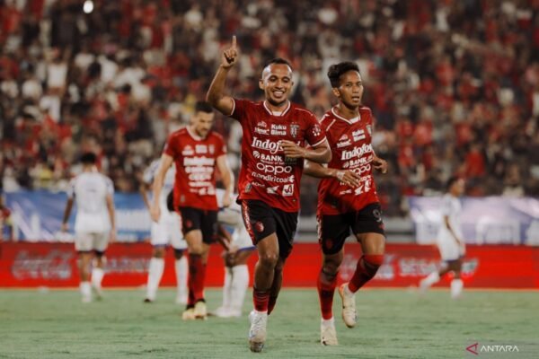 Berikut beberapa alternatif judul untuk berita mengenai perpanjangan kontrak Rahmat dan Fitrul di Bali United:

1. "Bali United Perpanjang Kontrak Rahmat dan Fitrul untuk Musim Depan"
2. "Kontrak Rahmat dan Fitrul Diperpanjang, Bali United Pertahankan Punggawa Kunci"
3. "Bali United Extends Contracts of Rahmat and Fitrul, Secure Key Players"
4. "Stabilitas Tim: Bali United Perpanjang Kontrak Rahmat dan Fitrul"
5. "Bali United Fokus pada Masa Depan dengan Perpanjangan Kontrak Rahmat dan Fitrul"

Semoga judul-judul ini bermanfaat!