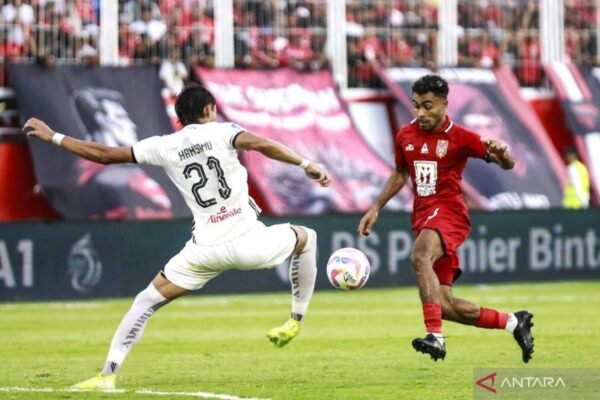 Hansamu Yama Menandatangani Perpanjangan Kontrak dengan Persija Jakarta