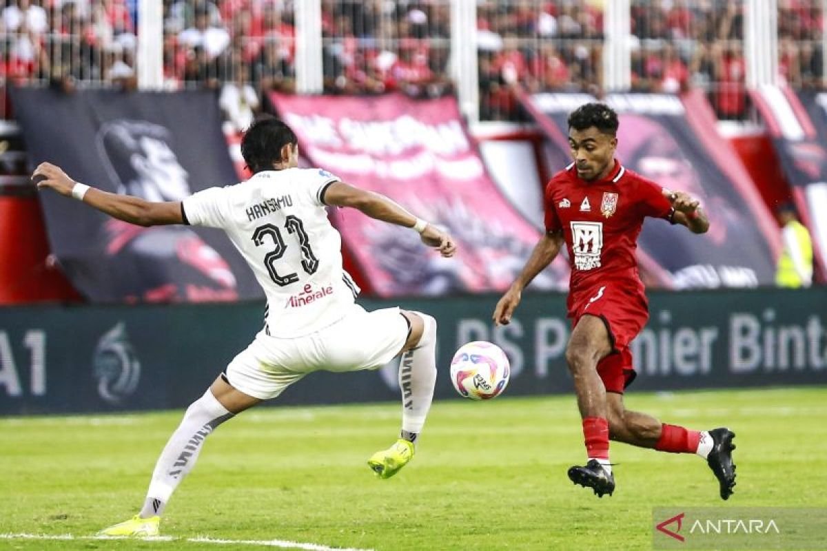 Hansamu Yama Menandatangani Perpanjangan Kontrak dengan Persija Jakarta