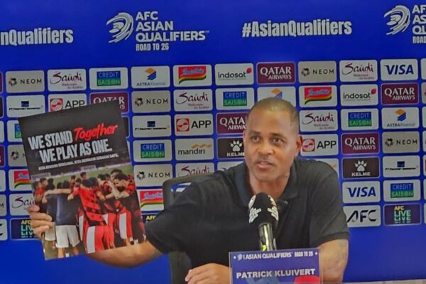 Kluivert Berpotensi Terlibat dalam Pertandingan Legenda Real Madrid dan Barcelona