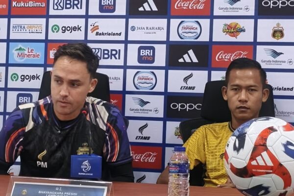 Berikut beberapa alternatif judul untuk pernyataan Paul Munster yang meminta pemainnya untuk fokus dan hati-hati sebelum menghadapi Persis Solo:

1. "Paul Munster Tekankan Pentingnya Fokus dan Kehati-hatian Jelang Pertandingan Melawan Persis Solo"
2. "Fokus dan Hati-hati: Pesan Paul Munster untuk Pemain Hadapi Persis Solo"
3. "Paul Munster: Pemain Harus Konsentrasi dan Waspada Saat Melawan Persis Solo"
4. "Menghadapi Persis Solo, Paul Munster Minta Pemain Jaga Fokus dan Hati-hati"
5. "Pentingnya Konsentrasi: Paul Munster Arahkan Pemain Jelang Pertarungan Melawan Persis Solo"

Silakan pilih judul yang paling sesuai!