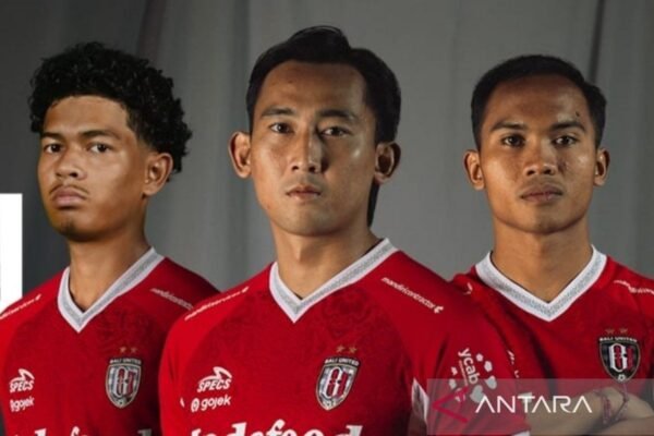 Berikut adalah beberapa alternatif judul untuk "Bali United Pinjamkan Tiga Pemain ke Liga 2 dan 3":

1. "Bali United Meminjamkan Tiga Pemain ke Kompetisi Liga 2 dan 3"
2. "Tiga Pemain Bali United Dipinjamkan ke Liga 2 dan Liga 3"
3. "Bali United Kirim Tiga Pemain ke Liga 2 dan 3 untuk Pengalaman Bertanding"
4. "Bali United Lakukan Pinjaman Tiga Pemain ke Liga 2 dan 3"
5. "Langkah Strategis: Bali United Pinjamkan Tiga Pemain ke Liga 2 dan 3"
6. "Pemain Muda Bali United Dipinjamkan ke Liga 2 dan 3 untuk Mengasah Kemampuan"
7. "Bali United Memperkuat Liga 2 dan 3 dengan Meminjamkan Tiga Pemain"

Semoga alternatif judul-judul di atas sesuai dengan yang Anda cari!