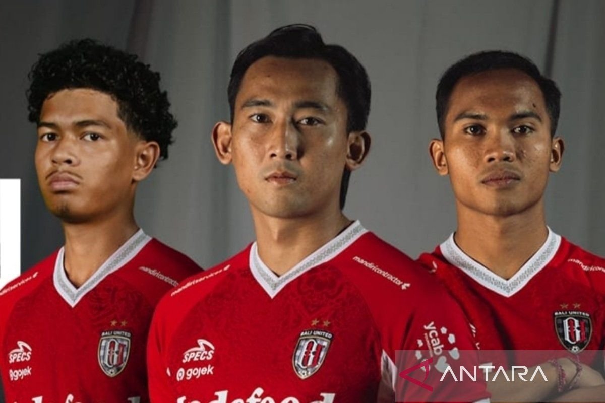 Berikut adalah beberapa alternatif judul untuk "Bali United Pinjamkan Tiga Pemain ke Liga 2 dan 3":

1. "Bali United Meminjamkan Tiga Pemain ke Kompetisi Liga 2 dan 3"
2. "Tiga Pemain Bali United Dipinjamkan ke Liga 2 dan Liga 3"
3. "Bali United Kirim Tiga Pemain ke Liga 2 dan 3 untuk Pengalaman Bertanding"
4. "Bali United Lakukan Pinjaman Tiga Pemain ke Liga 2 dan 3"
5. "Langkah Strategis: Bali United Pinjamkan Tiga Pemain ke Liga 2 dan 3"
6. "Pemain Muda Bali United Dipinjamkan ke Liga 2 dan 3 untuk Mengasah Kemampuan"
7. "Bali United Memperkuat Liga 2 dan 3 dengan Meminjamkan Tiga Pemain"

Semoga alternatif judul-judul di atas sesuai dengan yang Anda cari!