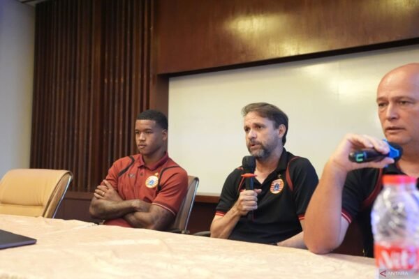 Berikut beberapa alternatif judul untuk "Mauricio Souza nilai semua pemain Dewa United harus diwaspadai":

1. "Mauricio Souza: Waspadai Setiap Pemain Dewa United"
2. "Mauricio Souza: Semua Pemain Dewa United Layak Diwaspadai"
3. "Penilaian Mauricio Souza: Dewa United Punya Ancaman di Setiap Pemain"
4. "Mauricio Souza: Siaga Terhadap Setiap Pemain Dewa United"
5. "Taktik Mauricio Souza: Kenali Potensi Berbahaya Pemain Dewa United"
6. "Mauricio Souza Ingatkan: Pemain Dewa United Harus Diwaspadai"
7. "Analisis Mauricio Souza: Waspadalah Terhadap Kekuatan Dewa United"

Silakan pilih yang paling sesuai!