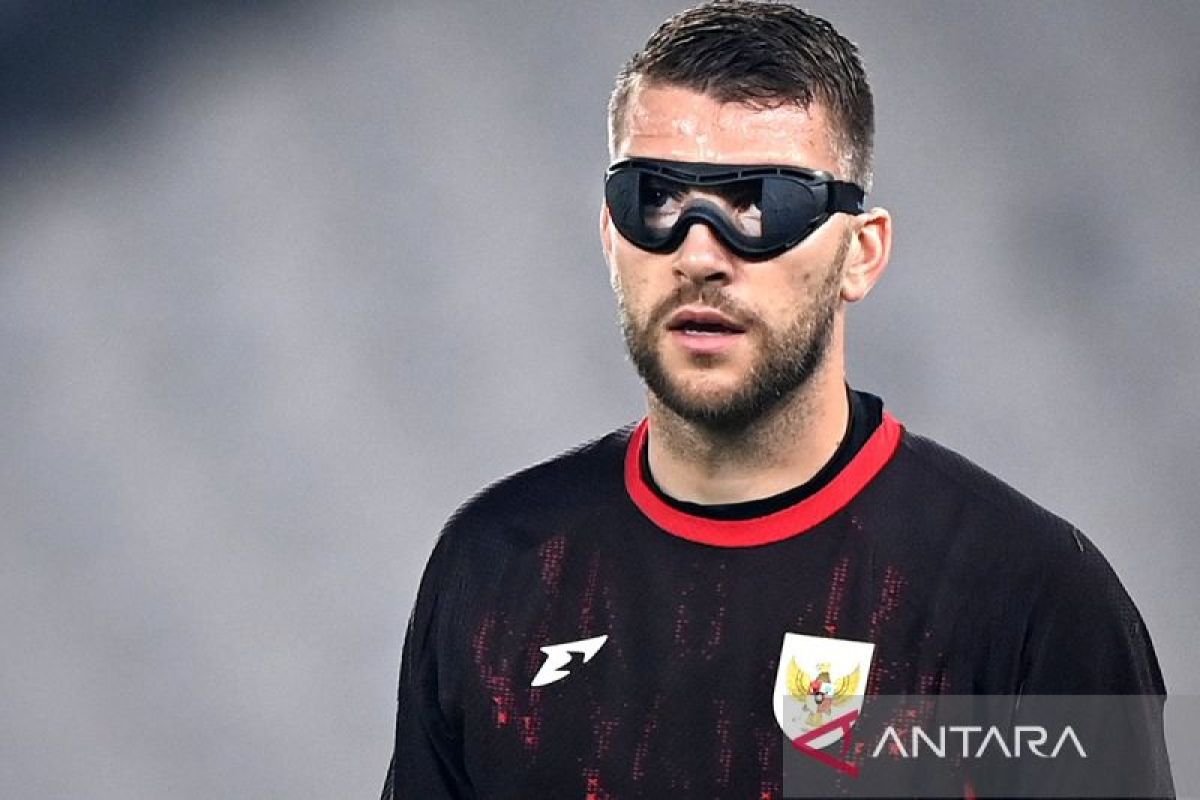 Here are some alternate title suggestions for "Maarten Paes: Kami ingin membuat Indonesia bangga":

1. "Maarten Paes: Menyemai Kebanggaan untuk Indonesia"
2. "Maarten Paes: Jalan Menuju Kebanggaan Indonesia"
3. "Maarten Paes: Misi Membanggakan Indonesia"
4. "Maarten Paes: Dedikasi untuk Kebanggaan Indonesia"
5. "Maarten Paes: Inspirasi bagi Kebanggaan Bangsa"
6. "Maarten Paes: Komitmen untuk Mengharumkan Nama Indonesia"
7. "Maarten Paes: Membangun Indonesia yang Membanggakan"
8. "Maarten Paes: Menggugah Semangat Kebanggaan Indonesia"
9. "Maarten Paes: Meraih Impian untuk Indonesia yang Banggakan"
10. "Maarten Paes: Membawa Indonesia Menuju Kesuksesan dan Kebanggaan"

Feel free to combine or modify these suggestions to best fit your needs!