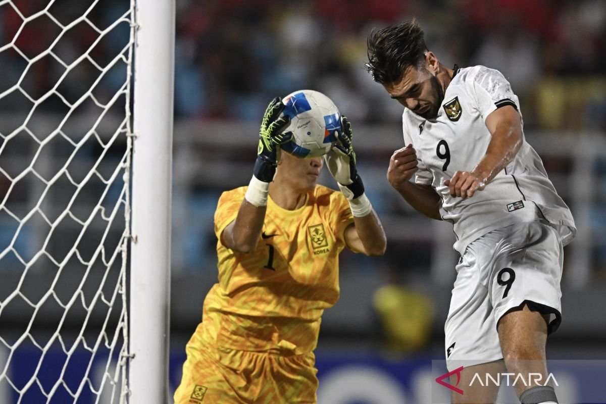 Berikut adalah beberapa alternatif judul untuk "Jens Raven Usung Target Pertahankan Medali Emas SEA Games":

1. "Jens Raven: Berusaha Mempertahankan Emas di SEA Games"
2. "Target Emas: Jens Raven Siap Tempur di SEA Games"
3. "Jens Raven Menargetkan Emas: Siap Aksi di SEA Games"
4. "Perjuangan Jens Raven: Misi Pertahankan Medali Emas SEA Games"
5. "Jens Raven dan Ambisi Emas di SEA Games"
6. "Jens Raven Siap Jaga Medali Emas di SEA Games"
7. "Jens Raven: Menuju SEA Games dengan Target Emas"
8. "Misi Emas Jens Raven di SEA Games: Menjaga Tradisi Kemenangan"

Semoga salah satu dari judul di atas sesuai dengan yang Anda inginkan!