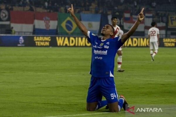 Persib Bandung Cukur Persis Solo 2-0 dengan Performa Gemilang