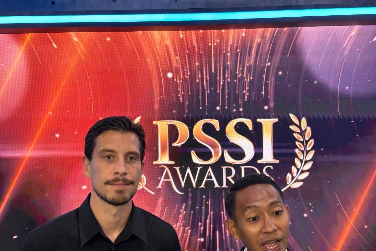 Thom Haye Komentari Van Bronckhorst dengan Hati-hati