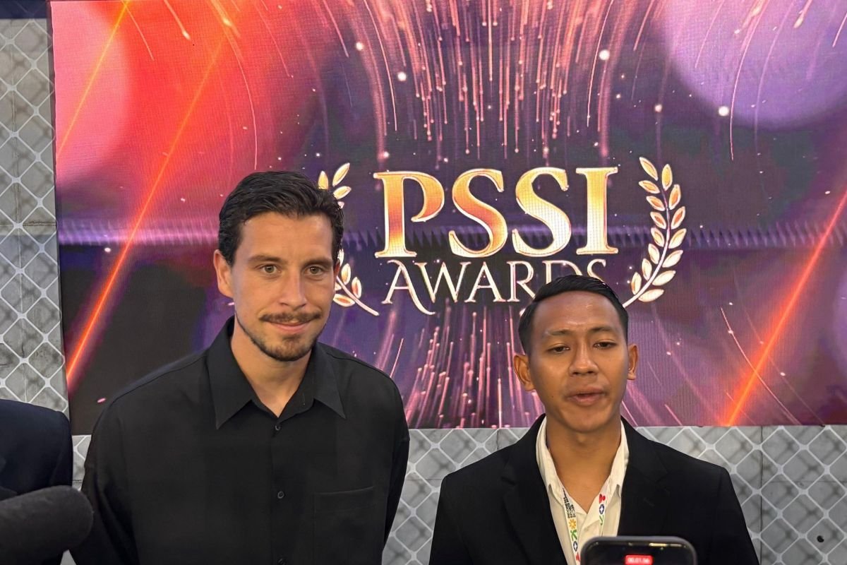 Thom Haye Siap Dilatih Siapa Saja di Timnas Indonesia" 

atau 

"Thom Haye: Terbuka untuk Dilatih oleh Siapa Pun di Timnas Indonesia" 

atau 

"Thom Haye: Komitmen untuk Timnas Indonesia, Siap Dilatih Siapa Saja" 

Apakah ada yang ingin Anda ubah atau tambahkan?